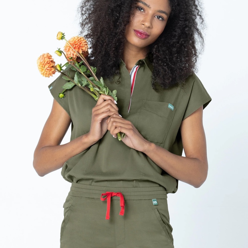 MEDICLO scrubs olive green Capri top (L) & sicily pintuck tapered pants (L) 🫒